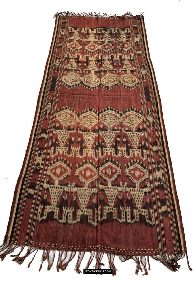 Antiker Iban-Zeremonien-Ikat von 1843 mit auffälligen anthropomorphen Figuren