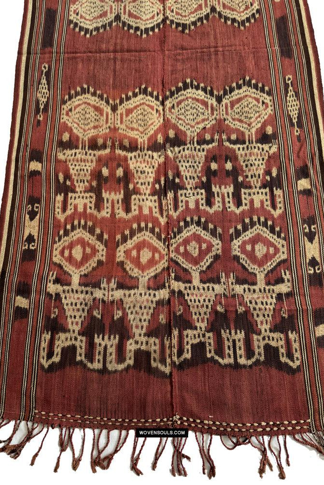 Antiker Iban-Zeremonien-Ikat von 1843 mit auffälligen anthropomorphen Figuren