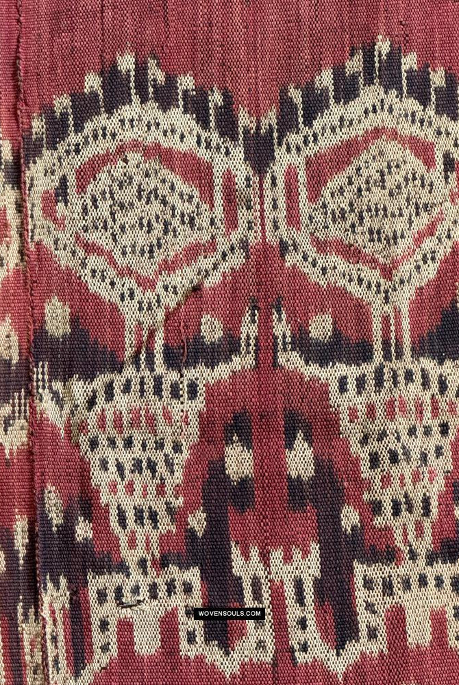 Antiker Iban-Zeremonien-Ikat von 1843 mit auffälligen anthropomorphen Figuren