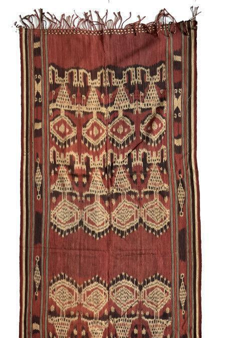 Antiker Iban-Zeremonien-Ikat von 1843 mit auffälligen anthropomorphen Figuren