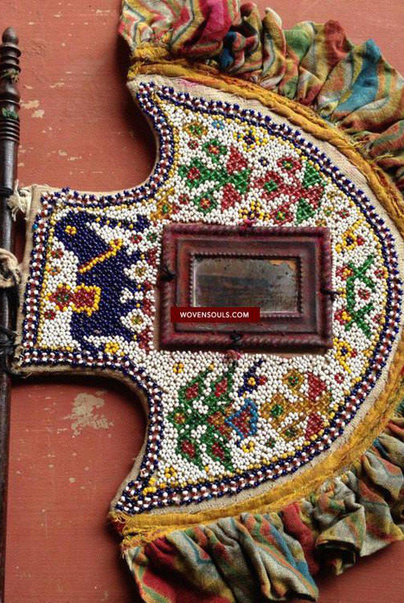 201 VENDU Paire de vieux éventails à main perlés avec volants Lehariya Tie-Dye-WOVENSOULS-Antique-Vintage-Textiles-Art-Décor