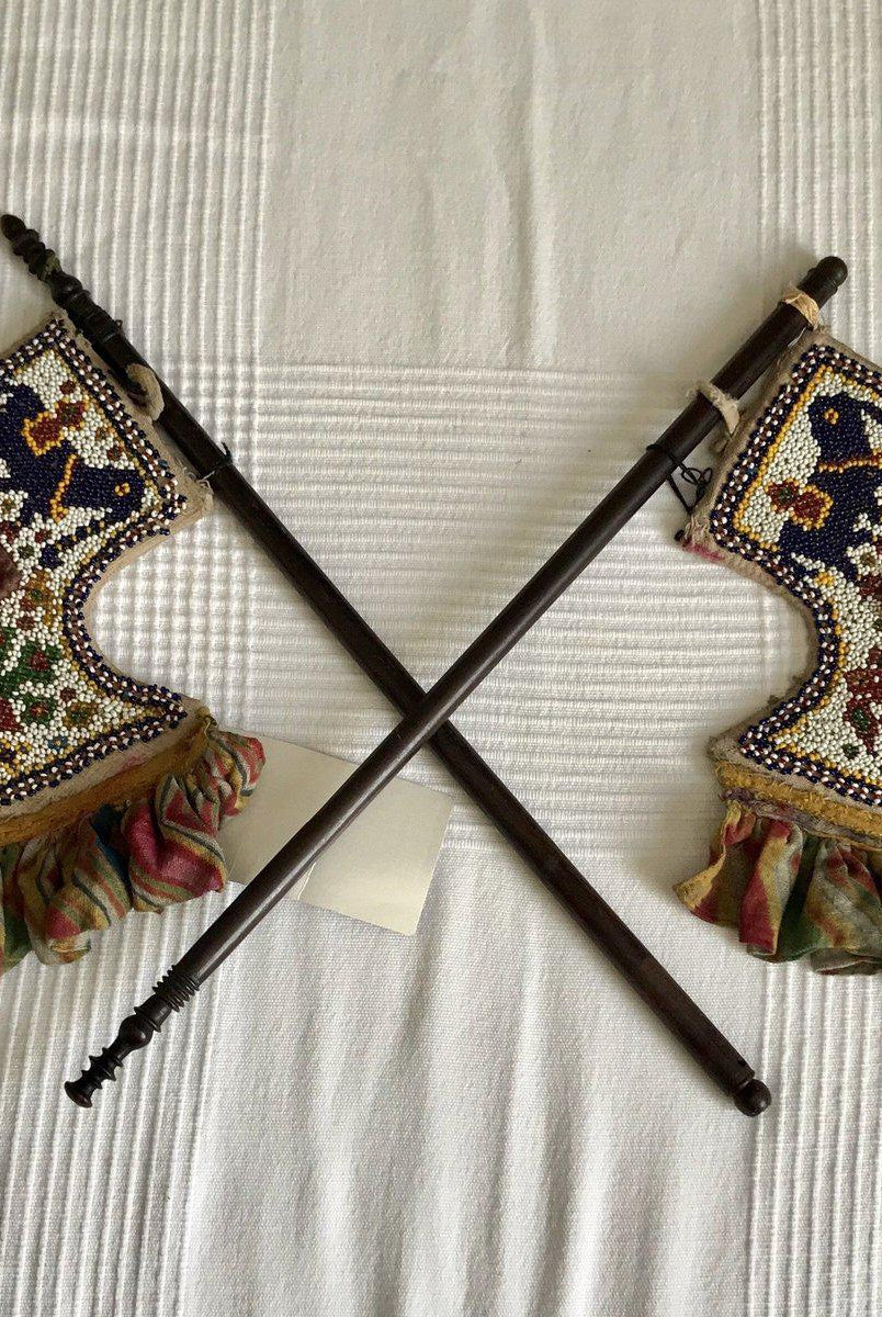 201 VENDU Paire de vieux éventails à main perlés avec volants Lehariya Tie-Dye-WOVENSOULS-Antique-Vintage-Textiles-Art-Décor
