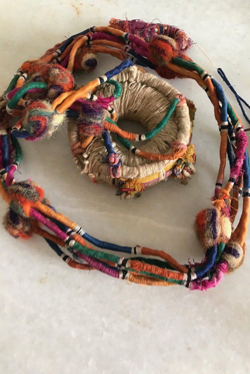 457 Vieux support de pot de beurre brodé Indhoni suspendu-WOVENSOULS-Antique-Vintage-Textiles-Art-Décor