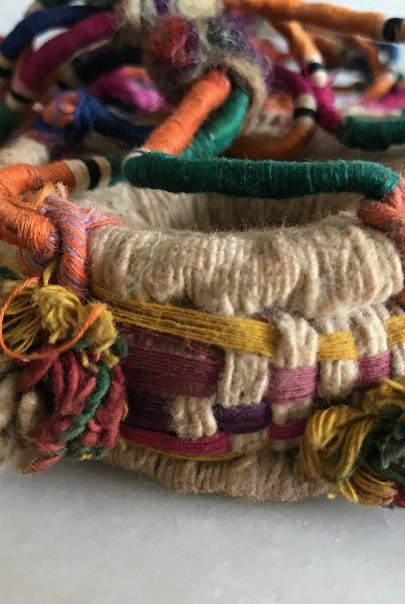 457 Vieux support de pot de beurre brodé Indhoni suspendu-WOVENSOULS-Antique-Vintage-Textiles-Art-Décor