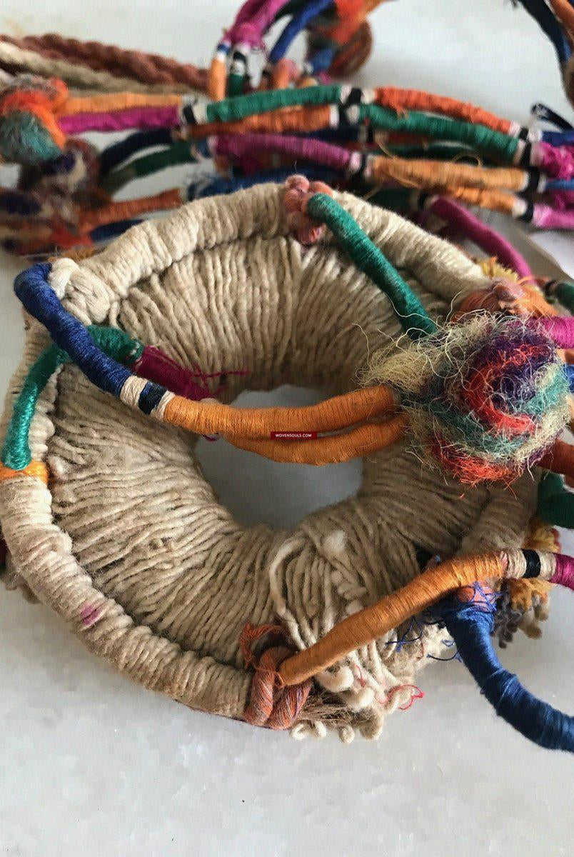 457 Vieux support de pot de beurre brodé Indhoni suspendu-WOVENSOULS-Antique-Vintage-Textiles-Art-Décor