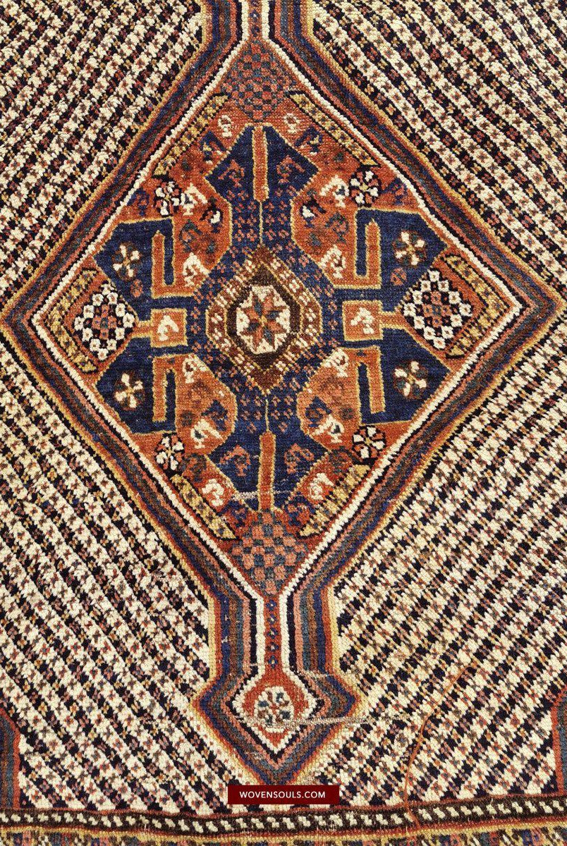 103 VENDU Tapis Qashqai Nieriz - Treillis étoilé et champ blanc en arête de poisson avec animaux - Galerie 2-WOVENSOULS-Antique-Vintage-Textiles-Art-Décor