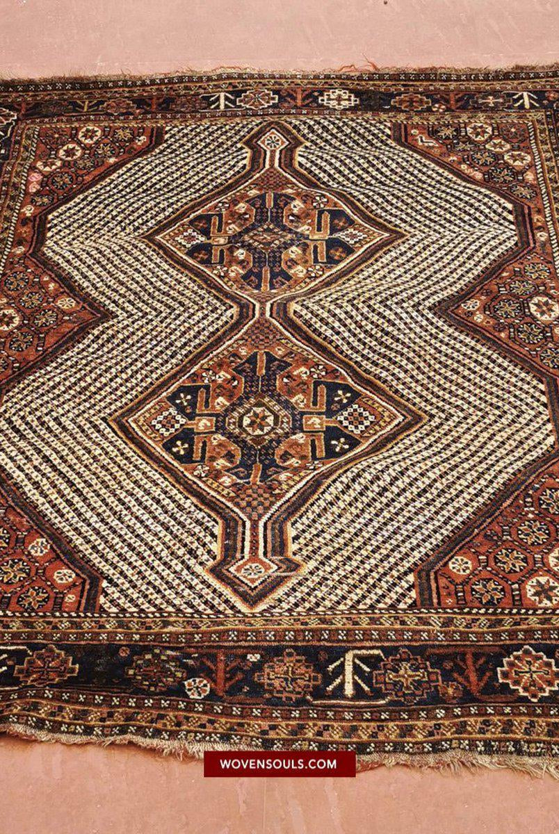 103 VENDU Tapis Qashqai Nieriz - Treillis étoilé et champ blanc en arête de poisson avec animaux - Galerie 2-WOVENSOULS-Antique-Vintage-Textiles-Art-Décor