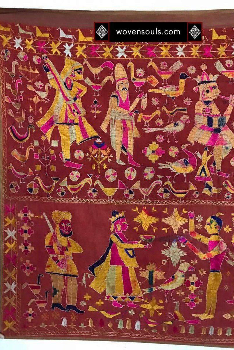 1077 Alte Figurative Phulkari Tempelbehang Punjab mit Inschrift in Gurmukhi-WOVENSOULS-Antike-Vintage-Textilien-Kunst-Dekor
