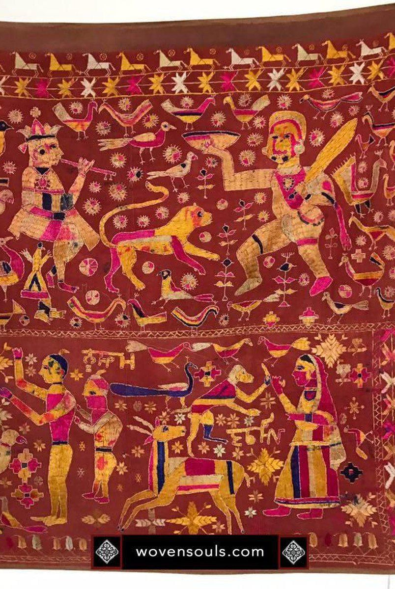 1077 Alte Figurative Phulkari Tempelbehang Punjab mit Inschrift in Gurmukhi-WOVENSOULS-Antike-Vintage-Textilien-Kunst-Dekor