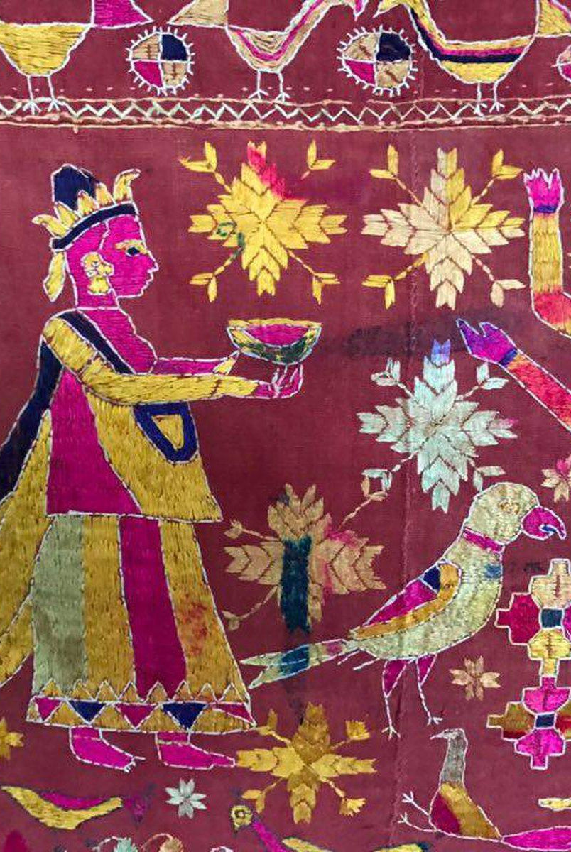 1077 Alte Figurative Phulkari Tempelbehang Punjab mit Inschrift in Gurmukhi-WOVENSOULS-Antike-Vintage-Textilien-Kunst-Dekor