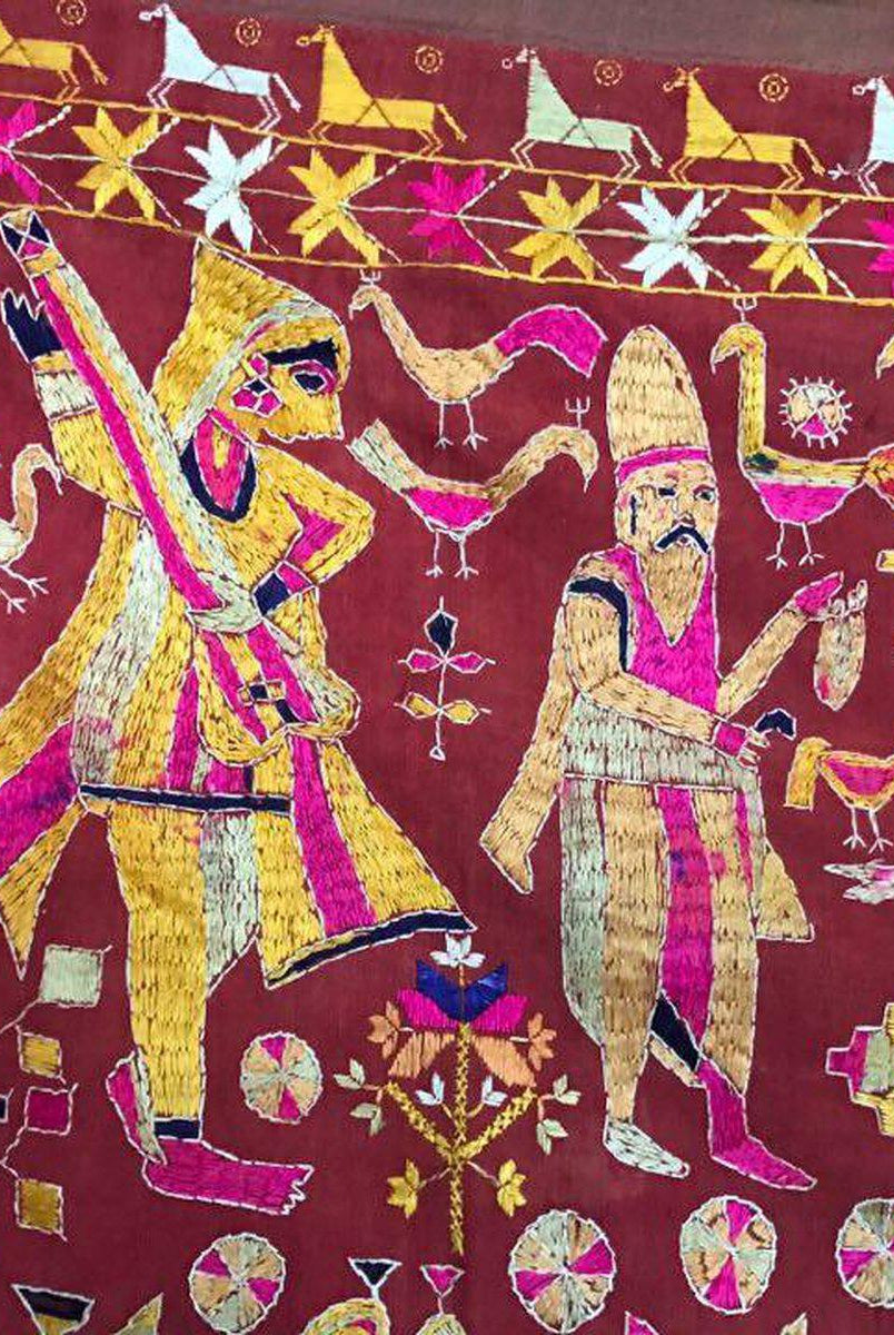 1077 Alte Figurative Phulkari Tempelbehang Punjab mit Inschrift in Gurmukhi-WOVENSOULS-Antike-Vintage-Textilien-Kunst-Dekor