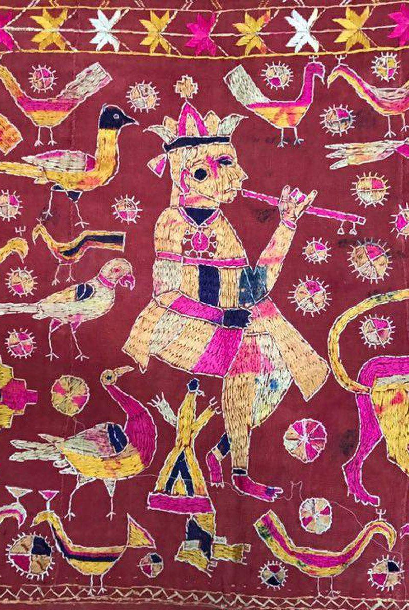 1077 Alte Figurative Phulkari Tempelbehang Punjab mit Inschrift in Gurmukhi-WOVENSOULS-Antike-Vintage-Textilien-Kunst-Dekor
