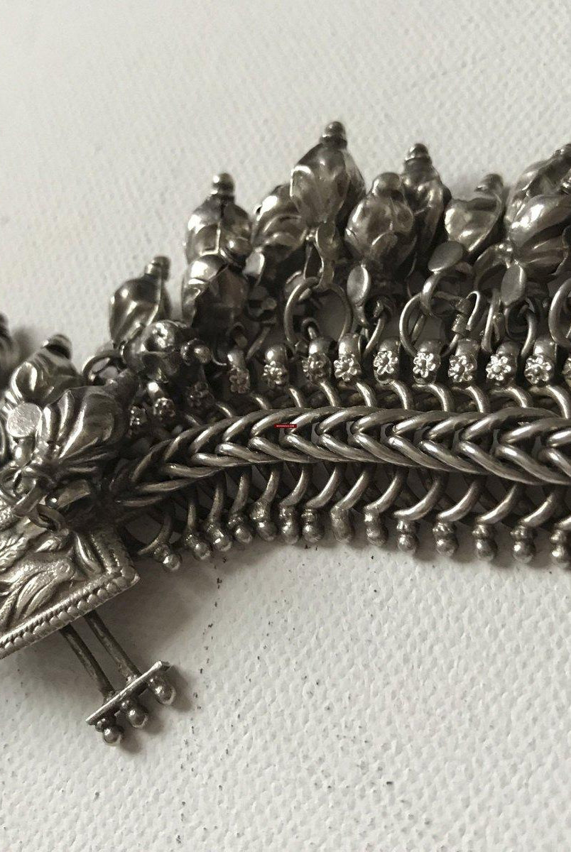1201 Cavigliere in argento antico Payal con campane dalla forma unica - Gioielli indiani -WOVENSOULS-Arredamento artistico-tessile-vintage-antico