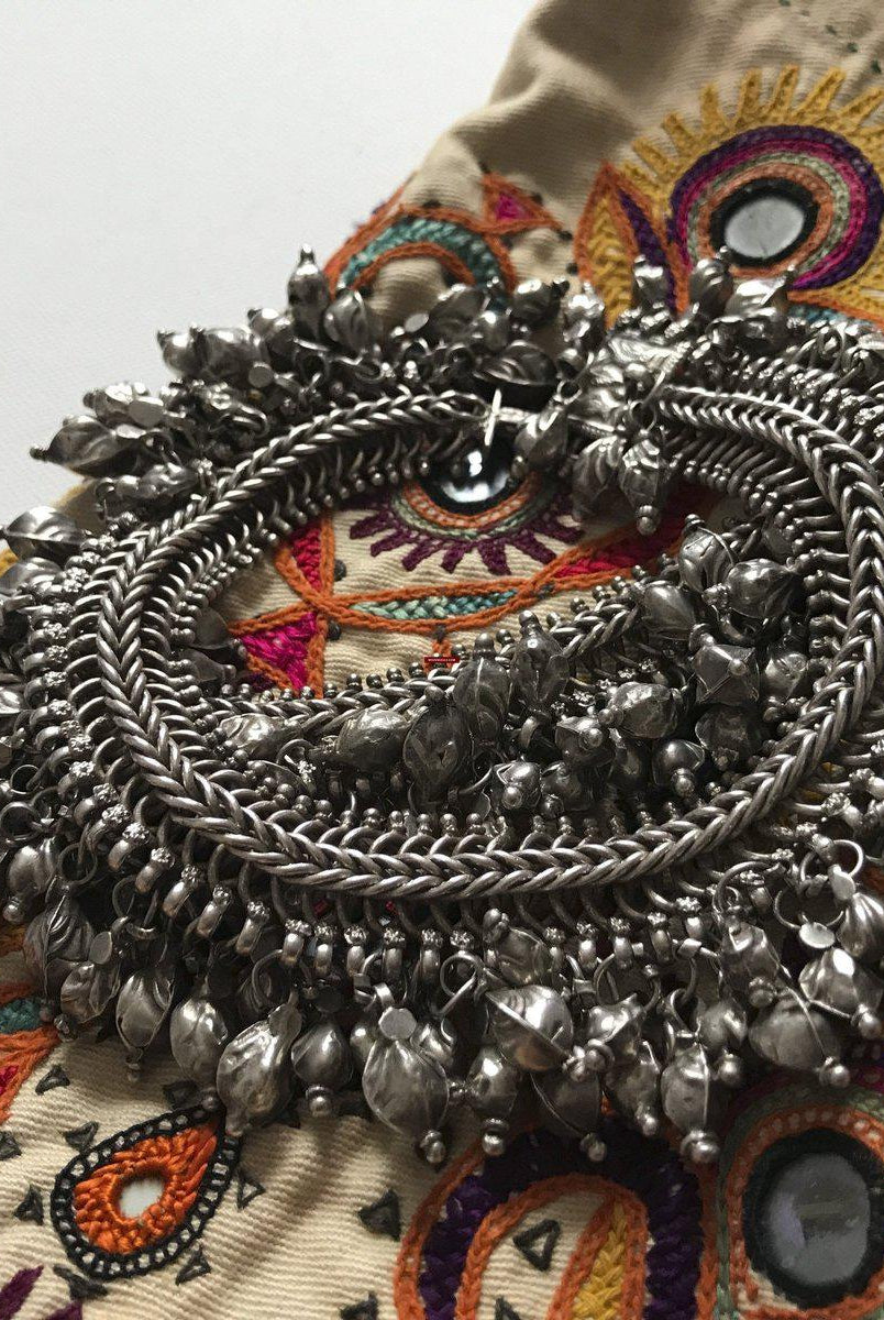 1201 Cavigliere in argento antico Payal con campane dalla forma unica - Gioielli indiani -WOVENSOULS-Arredamento artistico-tessile-vintage-antico