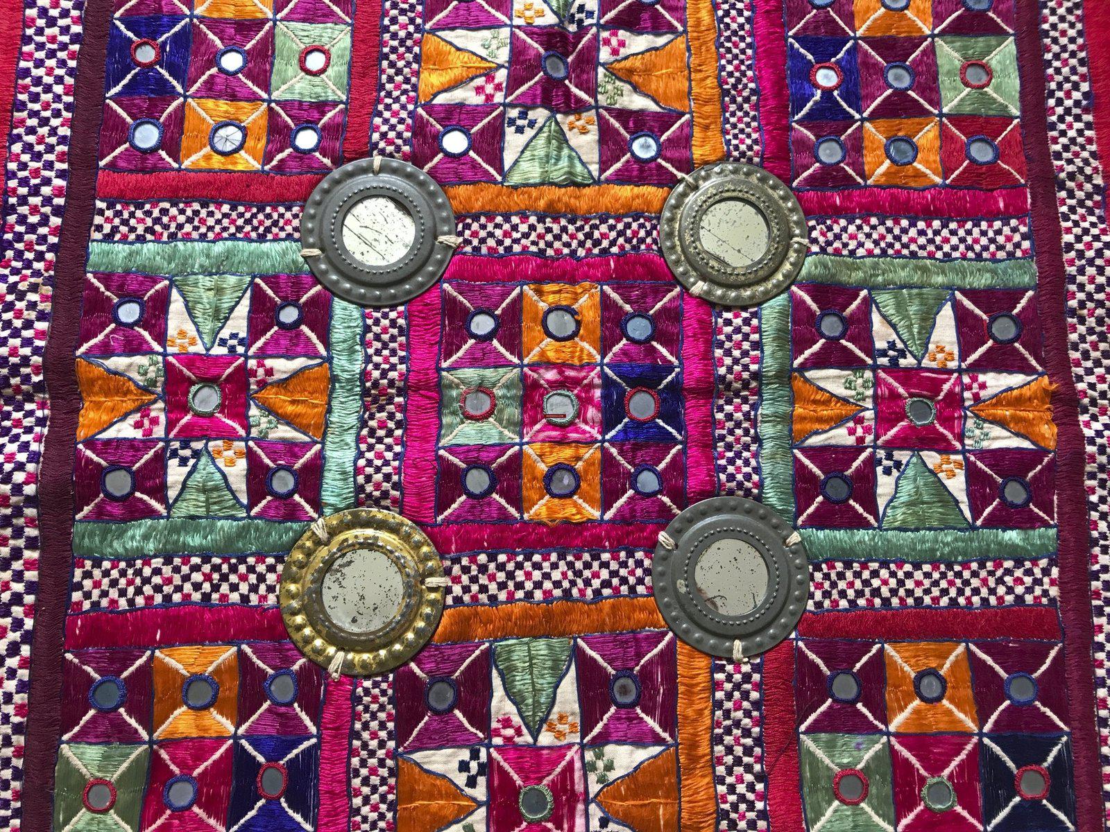 1211 Vintage indischer zeremonieller Baldachin, Wanddekoration, Textilkunst aus Gujarat-WOVENSOULS-Antike-Vintage-Textilien-Kunst-Dekor