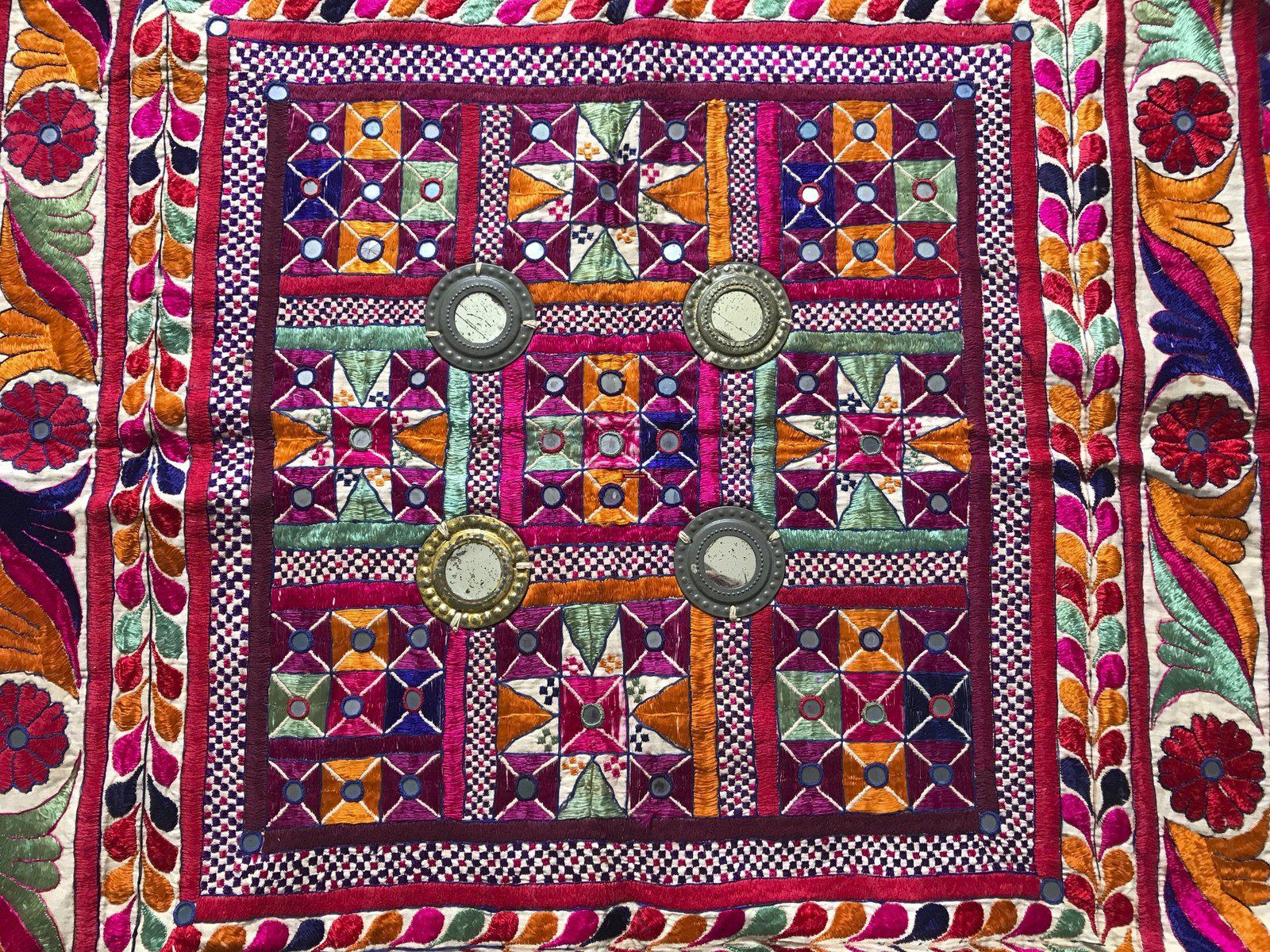 1211 Vintage indischer zeremonieller Baldachin, Wanddekoration, Textilkunst aus Gujarat-WOVENSOULS-Antike-Vintage-Textilien-Kunst-Dekor