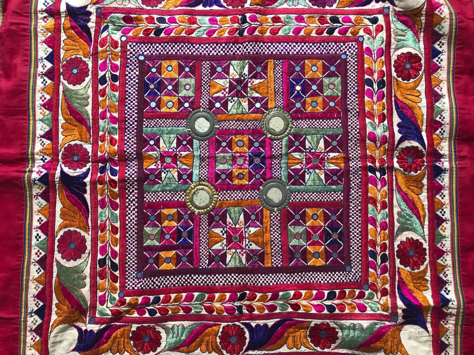 1211 Vintage indischer zeremonieller Baldachin, Wanddekoration, Textilkunst aus Gujarat-WOVENSOULS-Antike-Vintage-Textilien-Kunst-Dekor