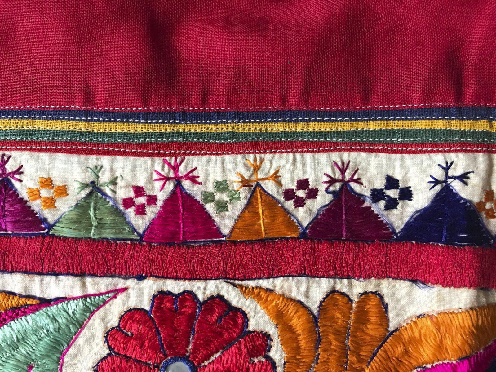1211 Vintage indischer zeremonieller Baldachin, Wanddekoration, Textilkunst aus Gujarat-WOVENSOULS-Antike-Vintage-Textilien-Kunst-Dekor