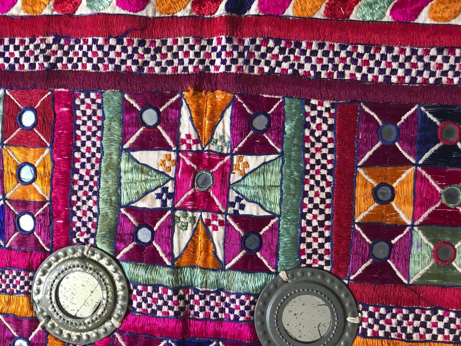 1211 Vintage indischer zeremonieller Baldachin, Wanddekoration, Textilkunst aus Gujarat-WOVENSOULS-Antike-Vintage-Textilien-Kunst-Dekor