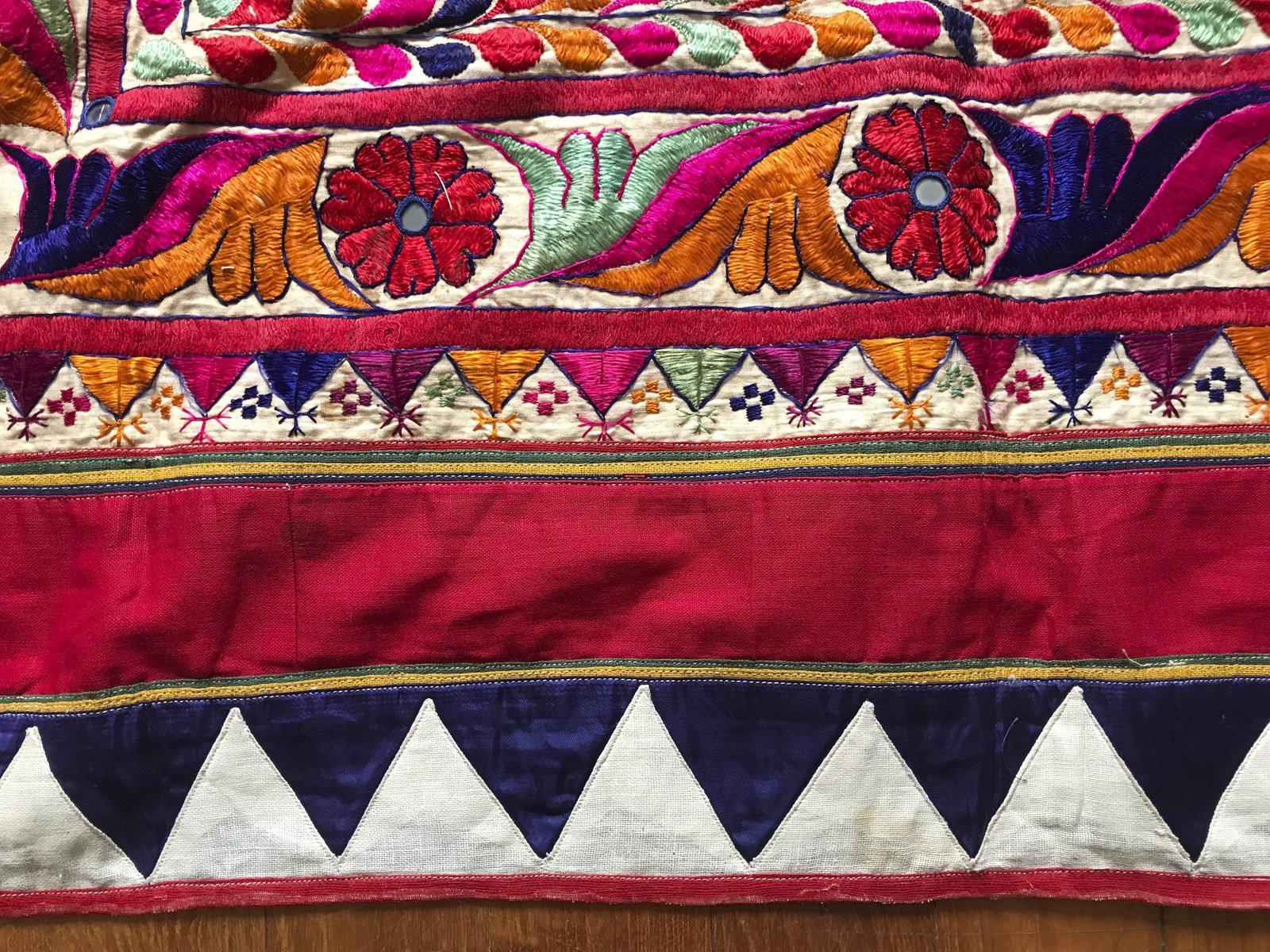1211 Vintage indischer zeremonieller Baldachin, Wanddekoration, Textilkunst aus Gujarat-WOVENSOULS-Antike-Vintage-Textilien-Kunst-Dekor