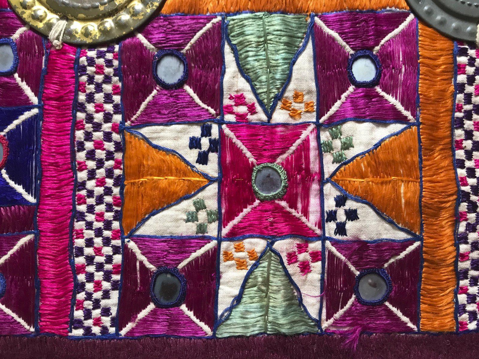 1211 Vintage indischer zeremonieller Baldachin, Wanddekoration, Textilkunst aus Gujarat-WOVENSOULS-Antike-Vintage-Textilien-Kunst-Dekor