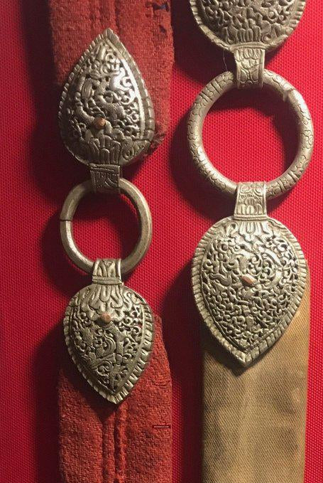 1283 VERKAUFT Antiker Bhutan-Gürtel mit Metallornamenten – Museumsqualität –WOVENSOULS-Antike-Vintage-Textilien-Kunst-Dekor
