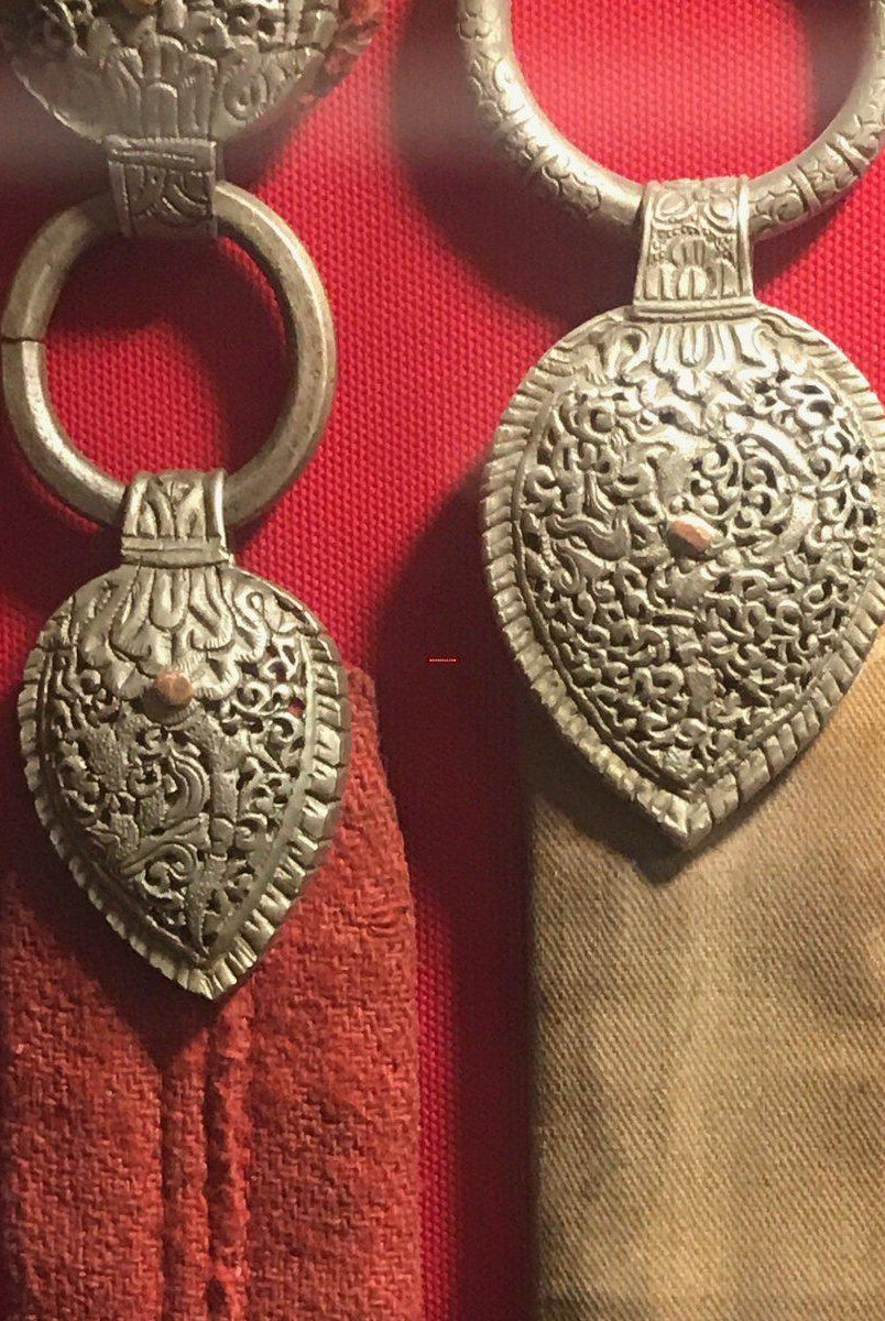 1283 VERKAUFT Antiker Bhutan-Gürtel mit Metallornamenten – Museumsqualität –WOVENSOULS-Antike-Vintage-Textilien-Kunst-Dekor