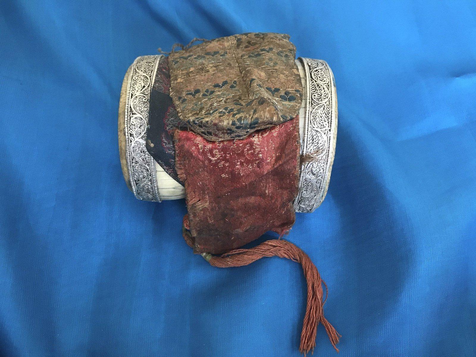 1285 Seltenes antikes tibetisch-buddhistisches Ritualobjekt Damru Drum-WOVENSOULS-Antike-Vintage-Textilien-Kunst-Dekor