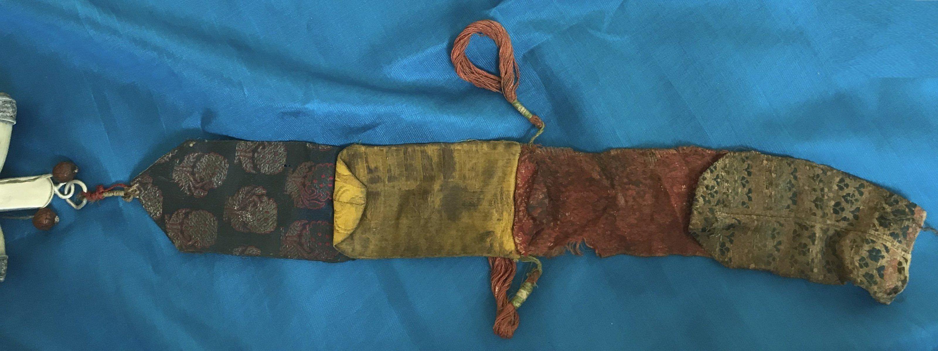 1285 Seltenes antikes tibetisch-buddhistisches Ritualobjekt Damru Drum-WOVENSOULS-Antike-Vintage-Textilien-Kunst-Dekor
