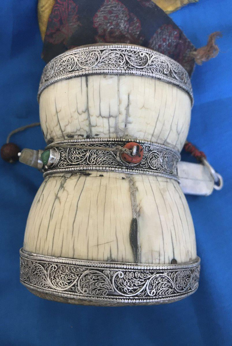 1285 Objet rituel bouddhiste tibétain antique rare Tambour Damru-WOVENSOULS-Antique-Vintage-Textiles-Art-Décor