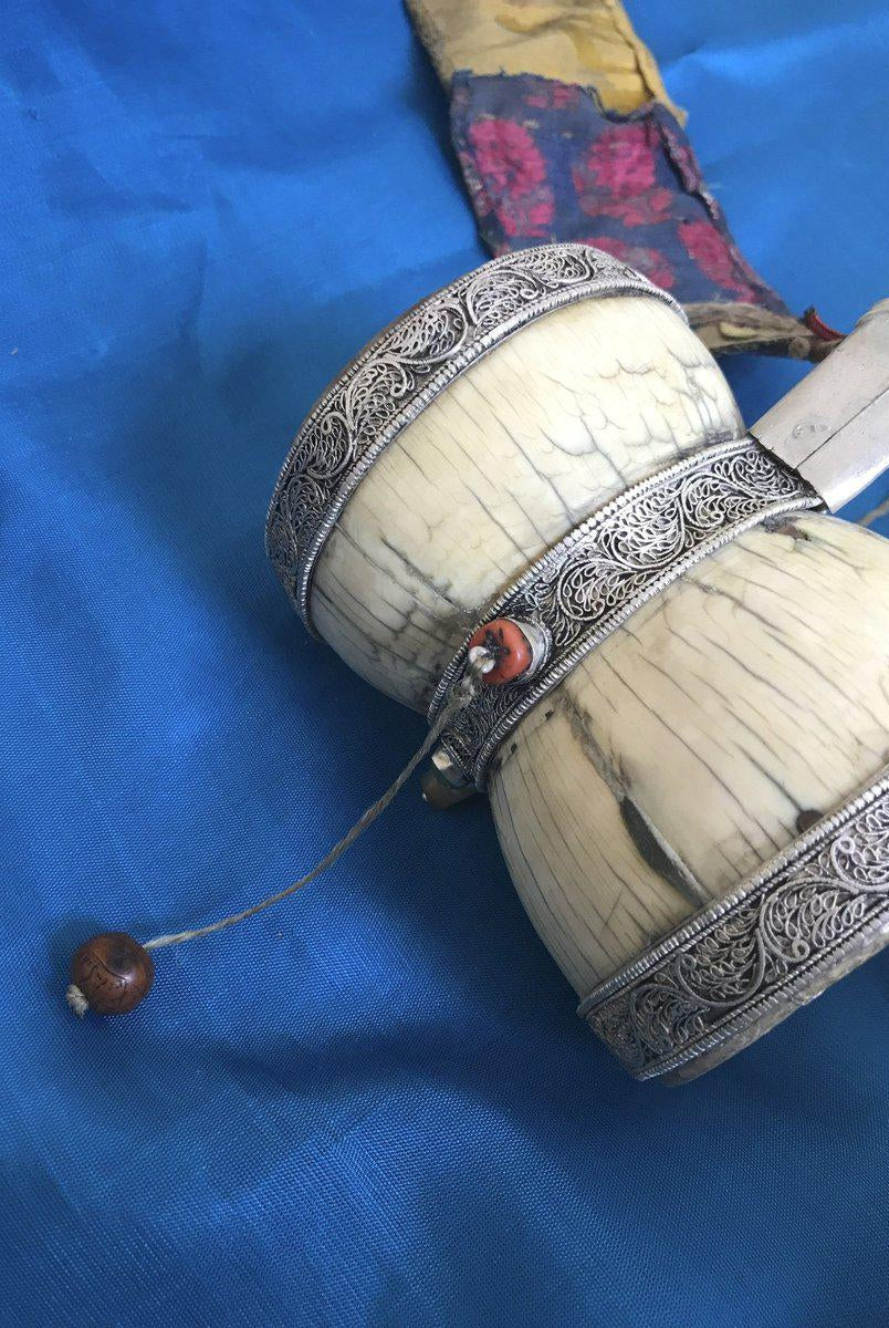 1285 Objet rituel bouddhiste tibétain antique rare Tambour Damru-WOVENSOULS-Antique-Vintage-Textiles-Art-Décor