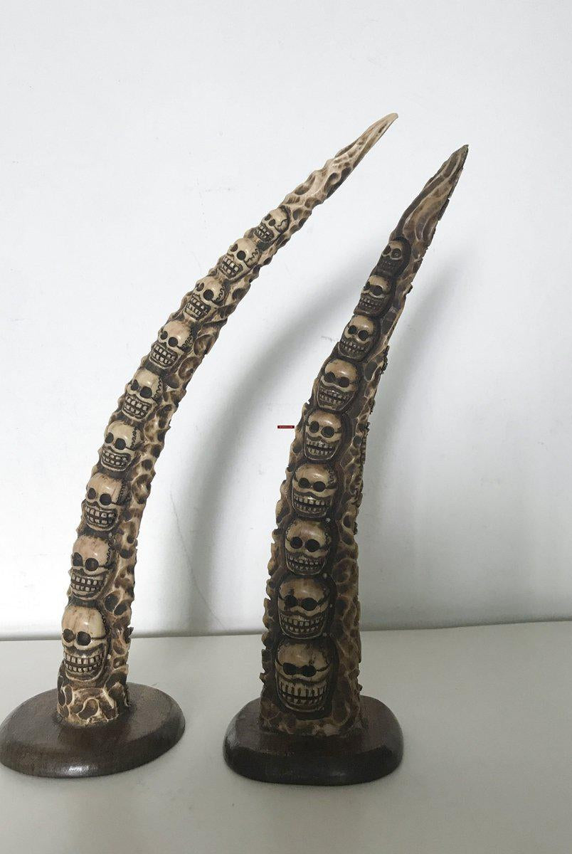1309 Paar antike tantrische buddhistische Hornschnitzereien aus dem 19. Jahrhundert-WOVENSOULS-Antike-Vintage-Textilien-Kunst-Dekor