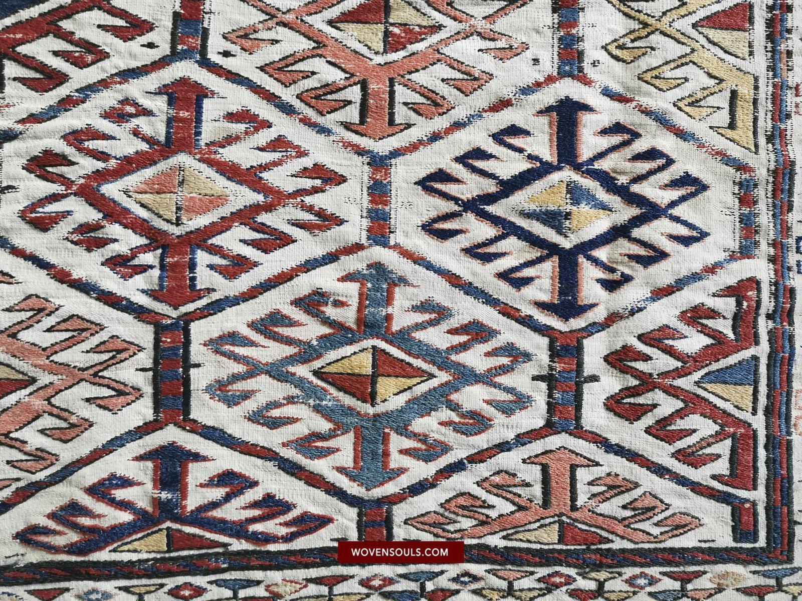 1401 Antiker kaukasischer weißer Feld-Sumach-Sumach-Sumach-Teppich-WOVENSOULS-Antike-Vintage-Textilien-Kunst-Dekor