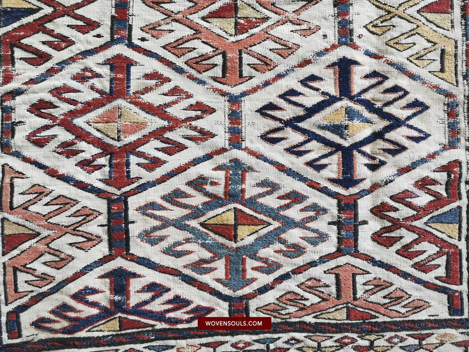 1401 Antiker kaukasischer weißer Feld-Sumach-Sumach-Sumach-Teppich-WOVENSOULS-Antike-Vintage-Textilien-Kunst-Dekor