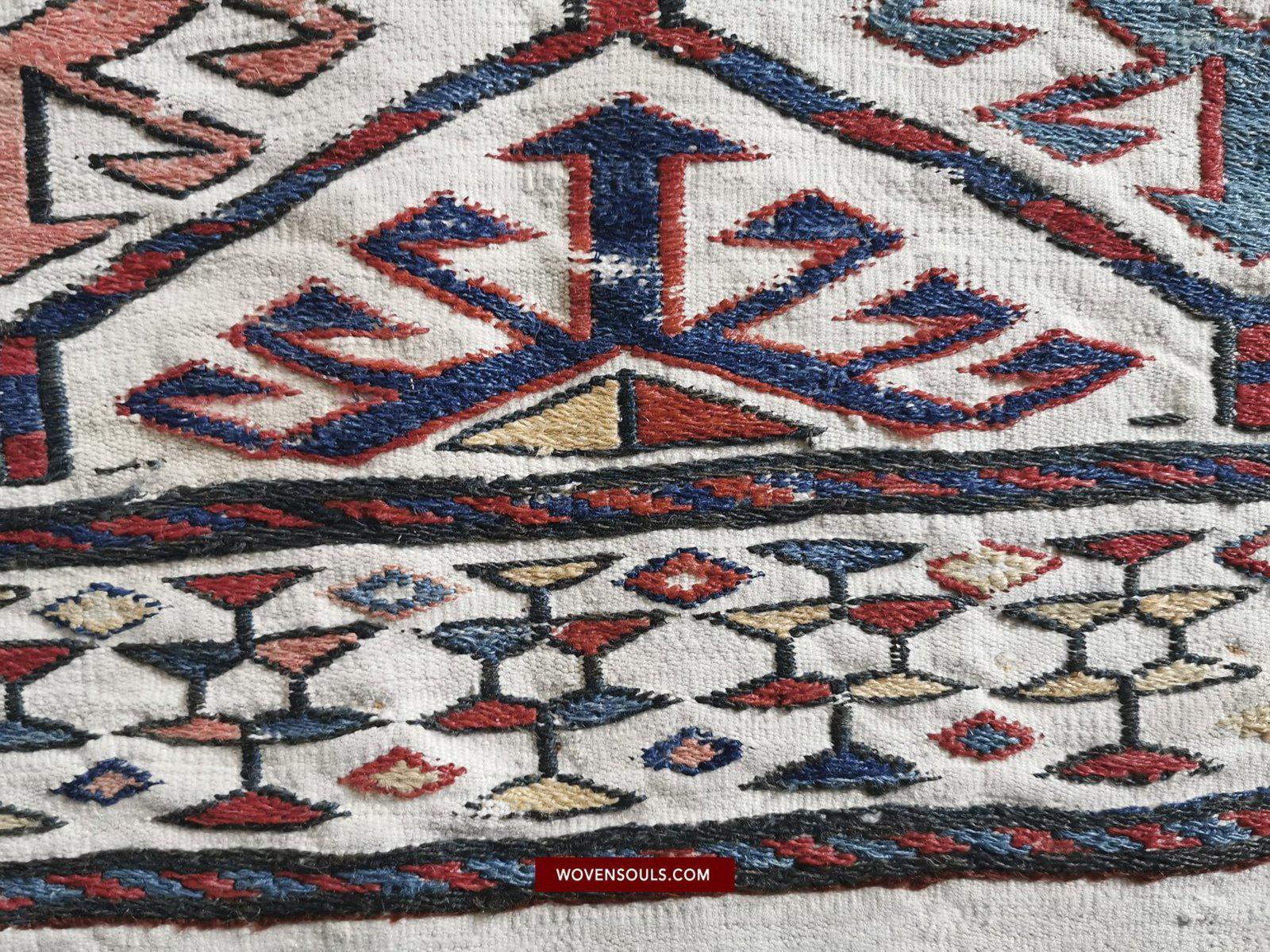 1401 Antiker kaukasischer weißer Feld-Sumach-Sumach-Sumach-Teppich-WOVENSOULS-Antike-Vintage-Textilien-Kunst-Dekor
