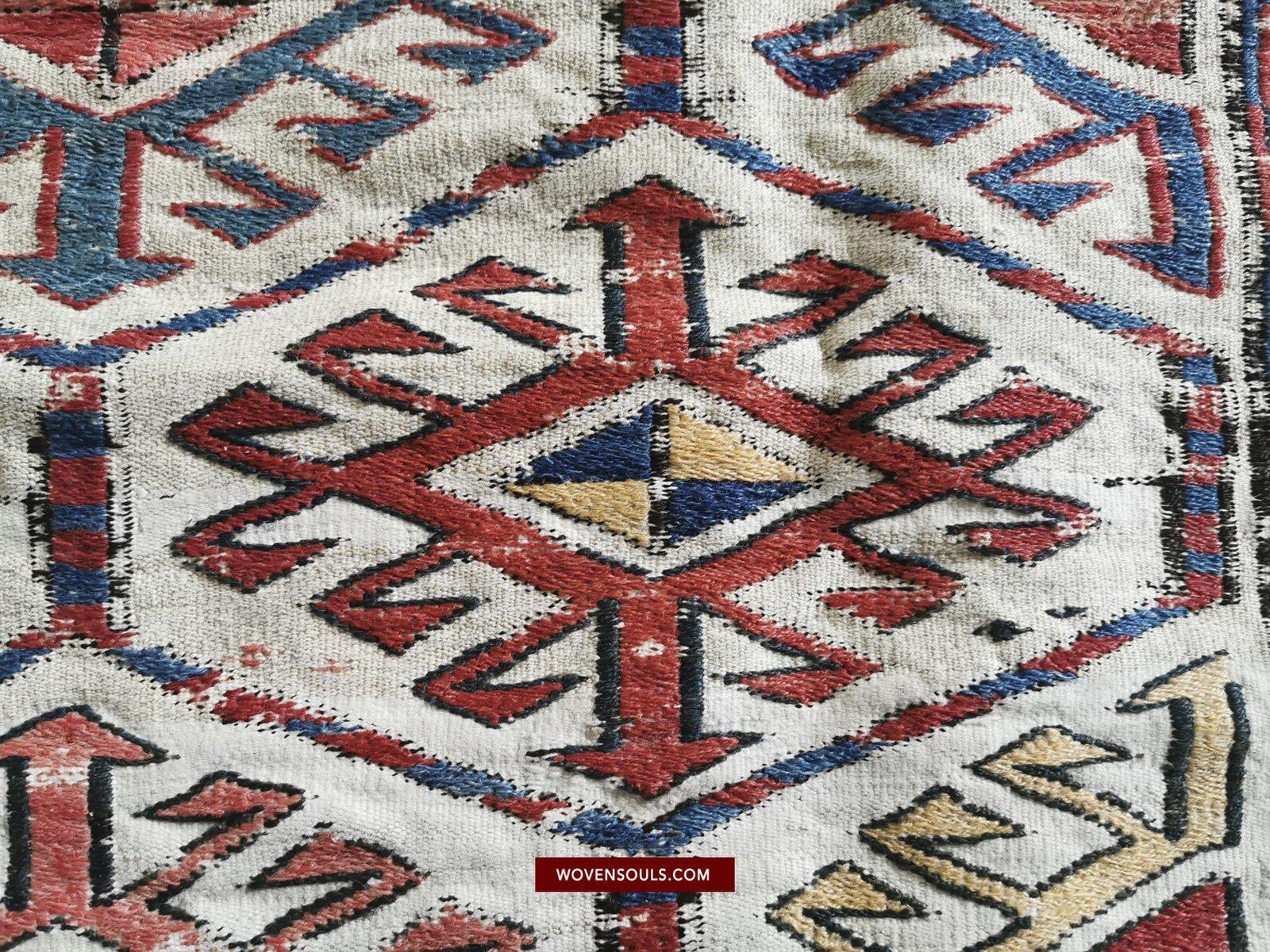 1401 Antiker kaukasischer weißer Feld-Sumach-Sumach-Sumach-Teppich-WOVENSOULS-Antike-Vintage-Textilien-Kunst-Dekor