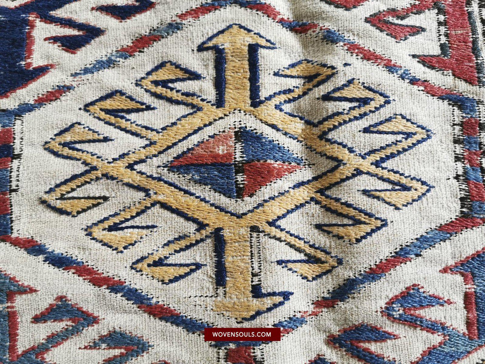 1401 Antiker kaukasischer weißer Feld-Sumach-Sumach-Sumach-Teppich-WOVENSOULS-Antike-Vintage-Textilien-Kunst-Dekor