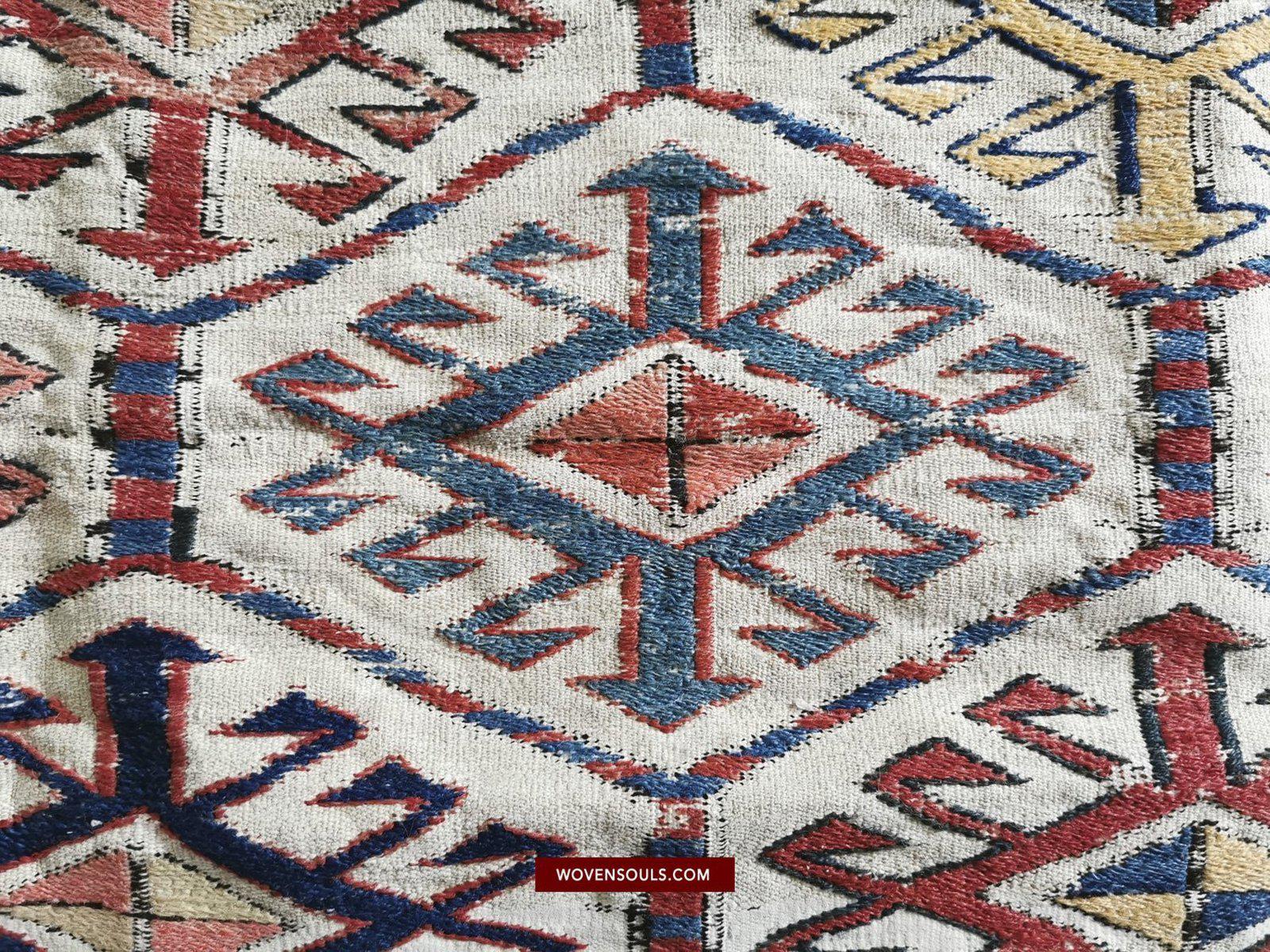 1401 Antiker kaukasischer weißer Feld-Sumach-Sumach-Sumach-Teppich-WOVENSOULS-Antike-Vintage-Textilien-Kunst-Dekor
