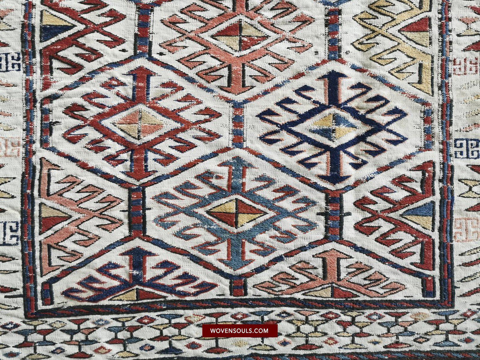 1401 Antiker kaukasischer weißer Feld-Sumach-Sumach-Sumach-Teppich-WOVENSOULS-Antike-Vintage-Textilien-Kunst-Dekor