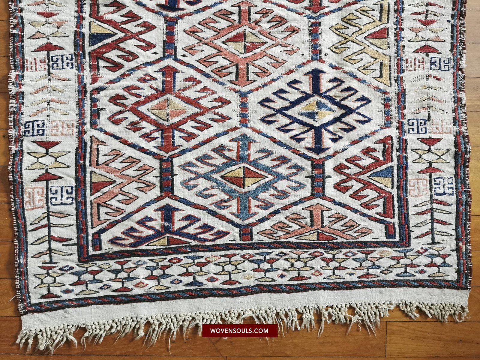 1401 Antiker kaukasischer weißer Feld-Sumach-Sumach-Sumach-Teppich-WOVENSOULS-Antike-Vintage-Textilien-Kunst-Dekor
