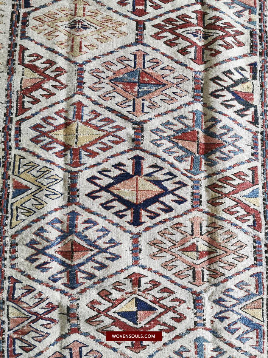 1401 Antiker kaukasischer weißer Feld-Sumach-Sumach-Sumach-Teppich-WOVENSOULS-Antike-Vintage-Textilien-Kunst-Dekor
