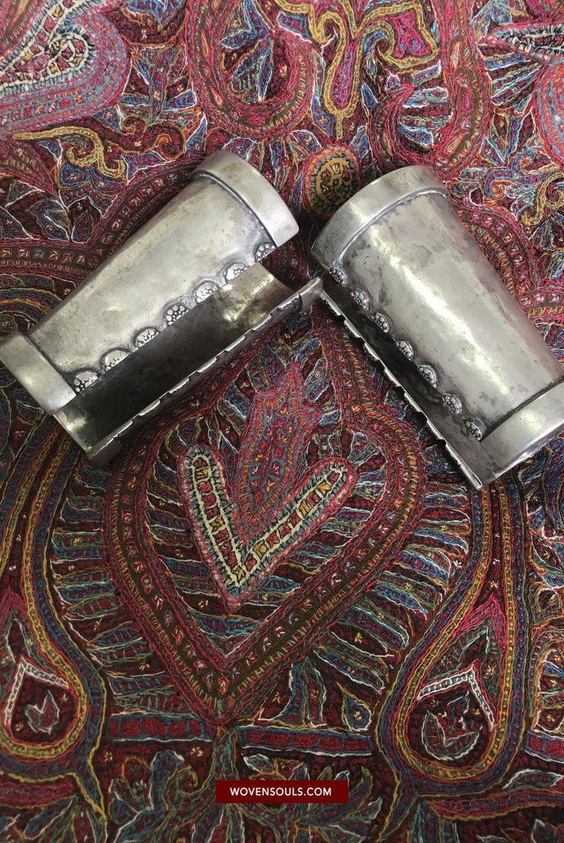 1491 Coppia di vecchi braccialetti/polsini in argento pesante-WOVENSOULS-Arredamento artistico-tessile-vintage-antico