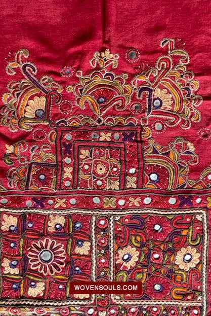 1607 Old Thar Rajasthan Wedding Odhana Shawl - Broderie Bandhani et travail miroir-WOVENSOULS Textiles anciens et galerie d'art
