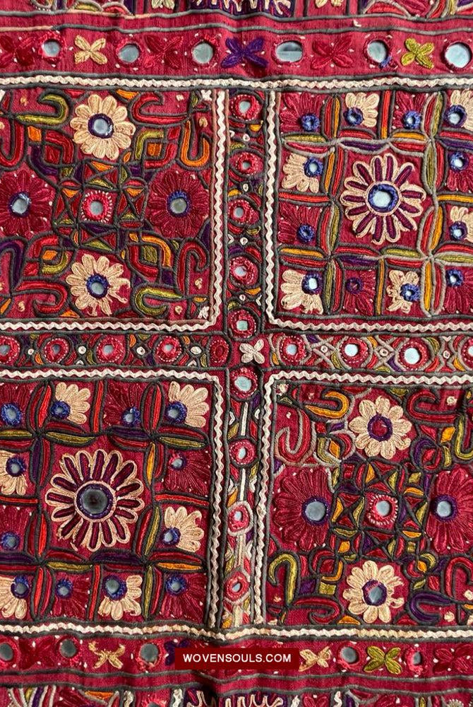 1607 Old Thar Rajasthan Wedding Odhana Shawl - Broderie Bandhani et travail miroir-WOVENSOULS Textiles anciens et galerie d'art