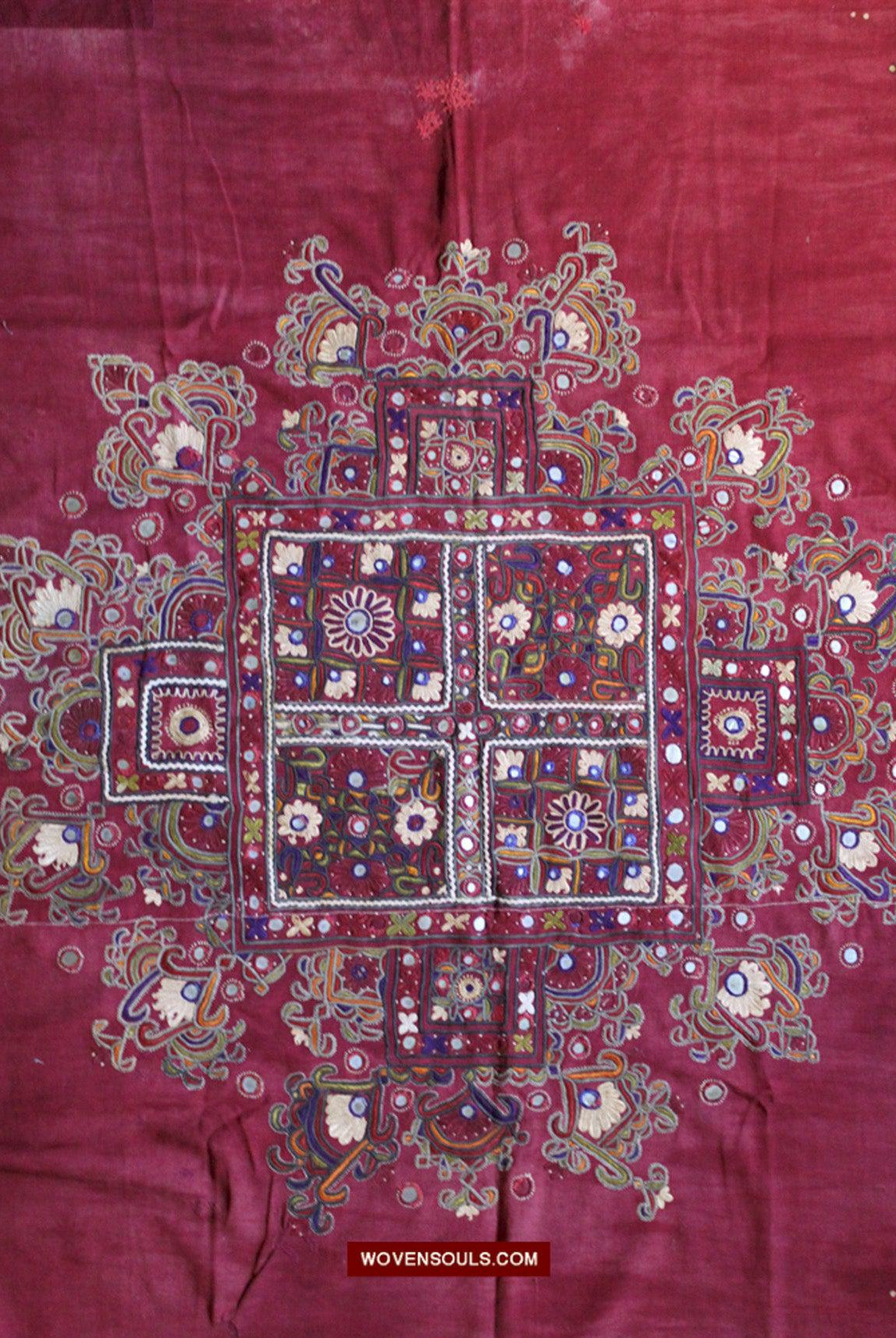 1607 Old Thar Rajasthan Wedding Odhana Shawl - Broderie Bandhani et travail miroir-WOVENSOULS Textiles anciens et galerie d'art