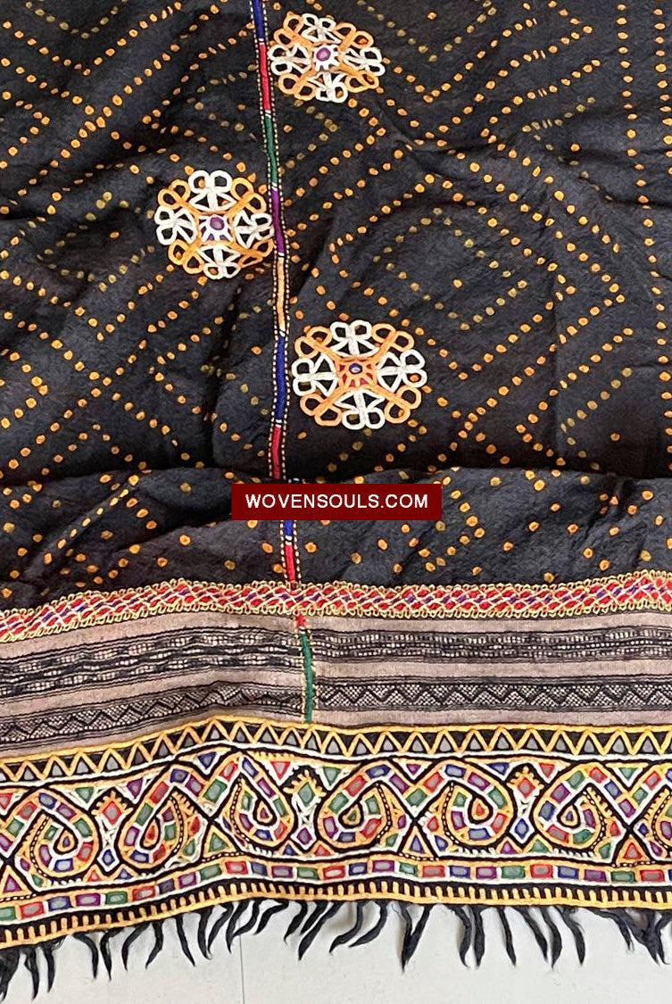 1627 Rabari Ludhi Wedding Shawl Tie-dye & Broderie 9 fleurons-WOVENSOULS Textiles anciens et galerie d'art