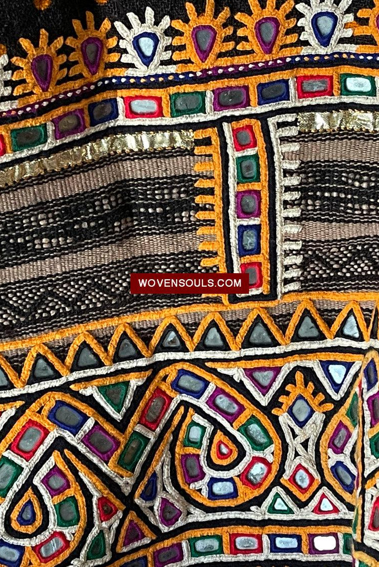 1627 Rabari Ludhi Wedding Shawl Tie-dye & Broderie 9 fleurons-WOVENSOULS Textiles anciens et galerie d'art
