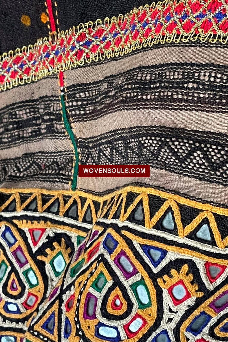 1627 Rabari Ludhi Wedding Shawl Tie-dye & Broderie 9 fleurons-WOVENSOULS Textiles anciens et galerie d'art