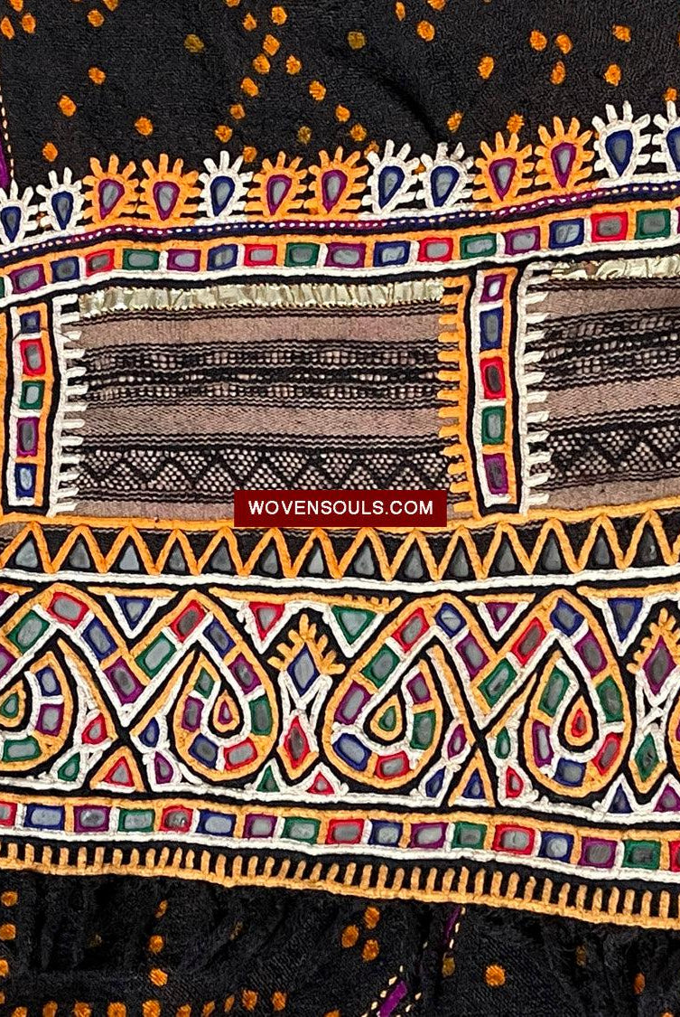 1627 Rabari Ludhi Wedding Shawl Tie-dye & Broderie 9 fleurons-WOVENSOULS Textiles anciens et galerie d'art