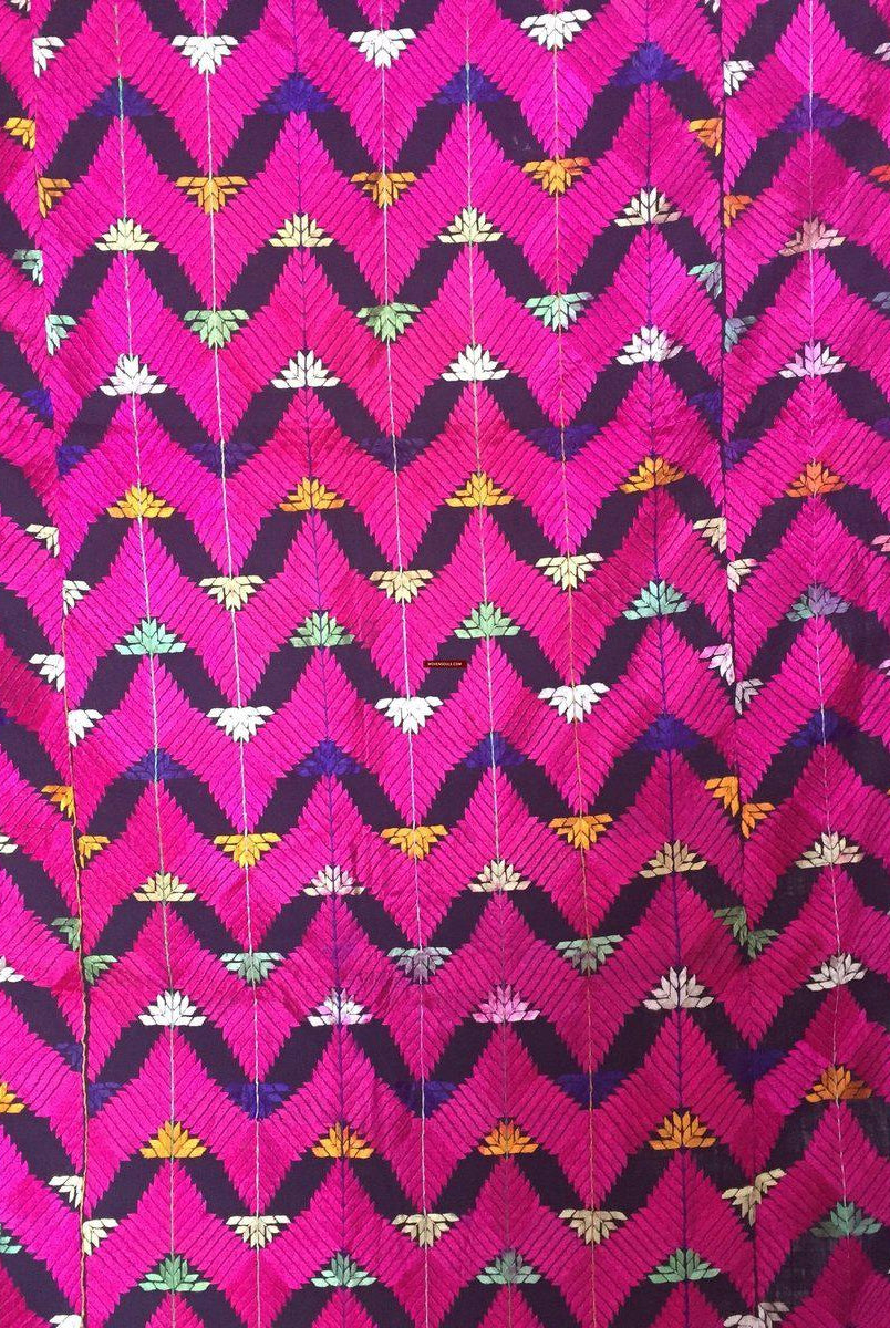 915 VERKAUFT Schwarze Basis Pink Lehariya Phulkari-WOVENSOULS-Antike-Vintage-Textilien-Kunst-Dekor